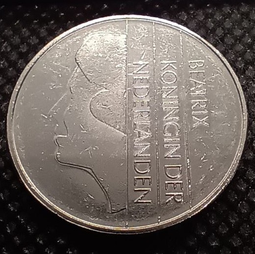 Front side of Netherlands 1 Gulden 1982 coin