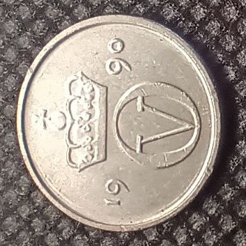 Front side of Norway 10 Ore 1990 coin
