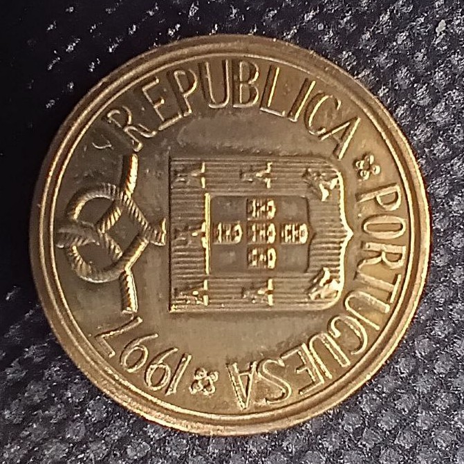 Front side of Portugal 5 Escudos 1997 coin