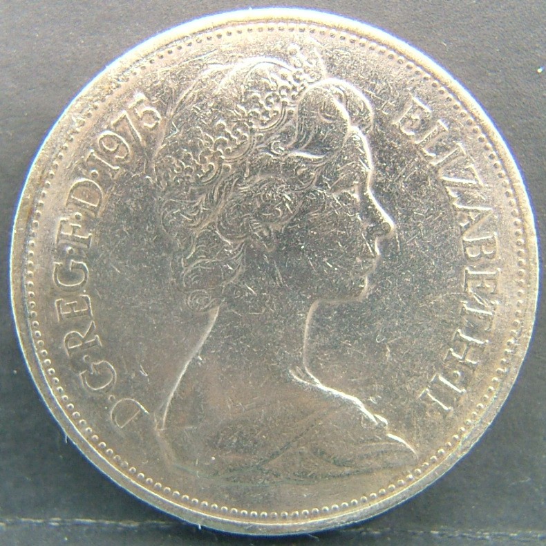 Back side of 🇬🇧 United Kingdom – Monarchs and Milestones 10 Pence 1975 coin